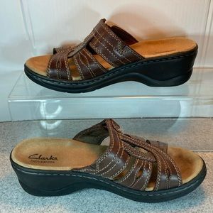 Clark’s bendables size 7. Chocolate leather suede soles. Side Velcro strap box 9